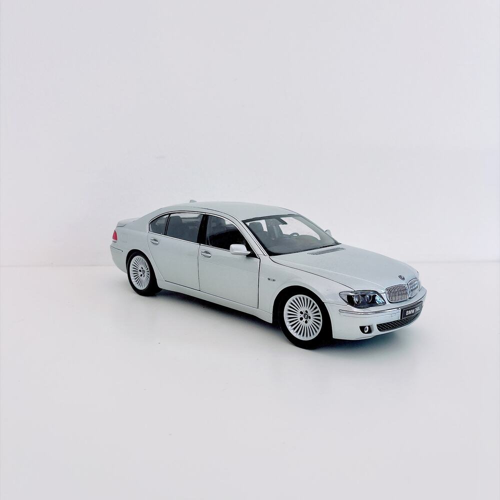 Kyosho 1:18 BMW 760Li V12 (E66 Generation) Die-cast Car